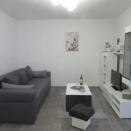 Ira - Prelijep Stan + Besplatni Parking Pula