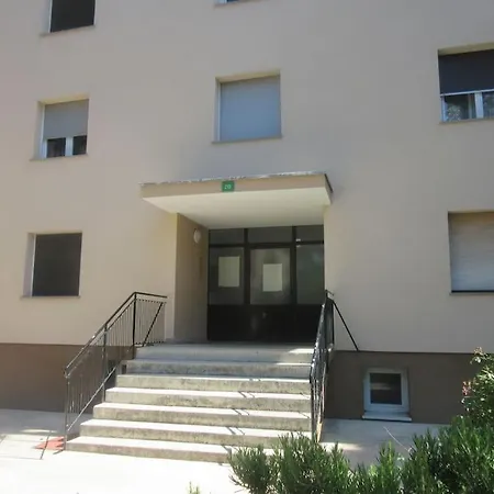 Ira - Prelijep Stan + Besplatni Parking Pula